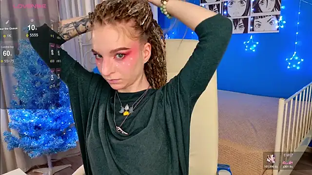 Snapshot of VioletShine chatting on 12/22/25, 08:25 VioletShine online show from 12/22/25, 08:25