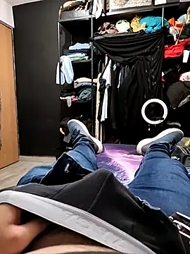 Snapshot of Alee3xxx chatting on 11/06/25, 03:43 Alee3xxx online show from 11/06/25, 03:43