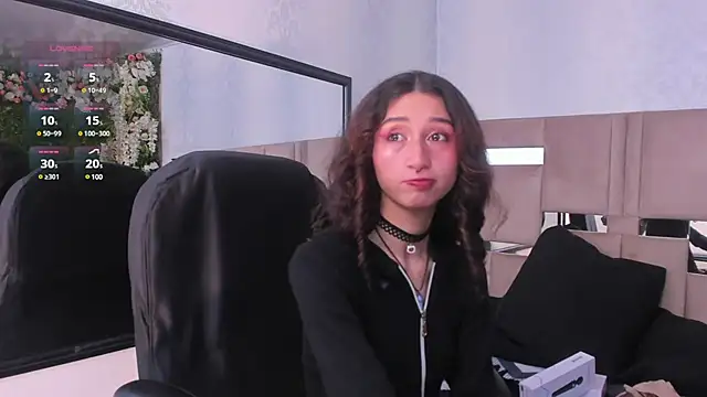 Snapshot of Queenjenn__ chatting on 02/01/25, 02:45 Queenjenn online show from 02/01/25, 02:45