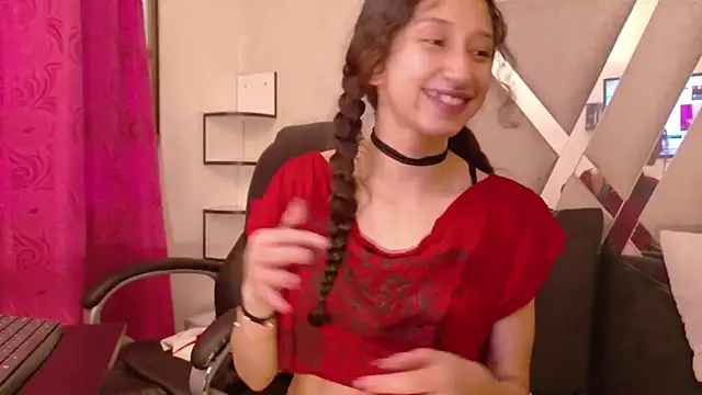 Snapshot of Queenjenn__ chatting on 05/05/26, 10:46 Queenjenn online show from 05/05/26, 10:46