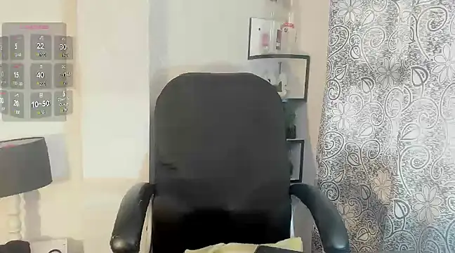 Snapshot of Queenjenn__ chatting on 02/11/25, 08:20 Queenjenn online show from 02/11/25, 08:20