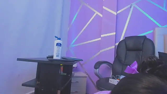 Snapshot of Queenjenn__ chatting on 02/25/25, 10:20 Queenjenn online show from 02/25/25, 10:20