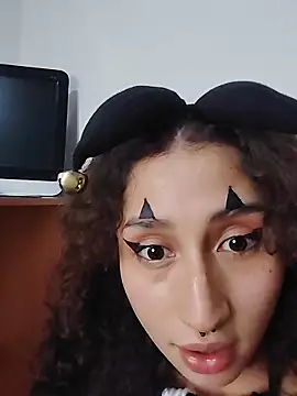 Queenjenn   online show from 10/31/25, 07:05