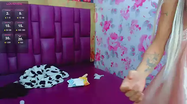 Luna and valery online show from 12/21/24, 09:33