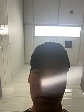 Snapshot of johnycash21 chatting on 11/25/25, 05:35 johnycash21 online show from 11/25/25, 05:35