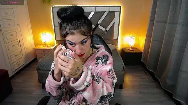 Kate Laurence  online show from 02/20/25, 08:06