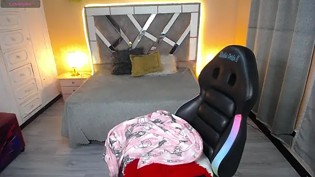 Kate Laurence  online show from 02/08/25, 03:41