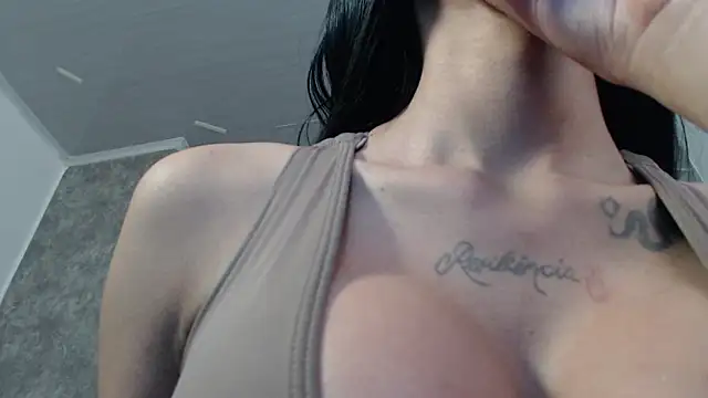 Snapshot of Tiffanny chatting on 10/15/25, 02:43 Tiffanny online show from 10/15/25, 02:43