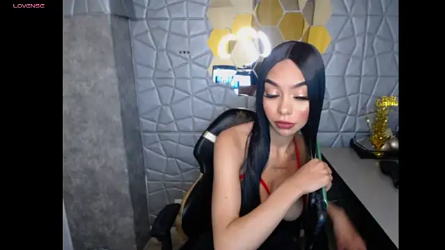 Snapshot of Tiffanny chatting on 03/14/25, 12:51 Tiffanny online show from 03/14/25, 12:51