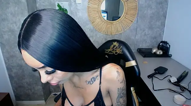 Snapshot of Tiffanny chatting on 02/12/25, 03:49 Tiffanny online show from 02/12/25, 03:49