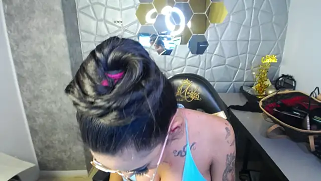 Snapshot of Tiffanny chatting on 03/08/25, 03:35 Tiffanny online show from 03/08/25, 03:35