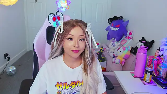 Snapshot of FunSizedGal chatting on 09/30/25, 10:38 FunSizedGal online show from 09/30/25, 10:38