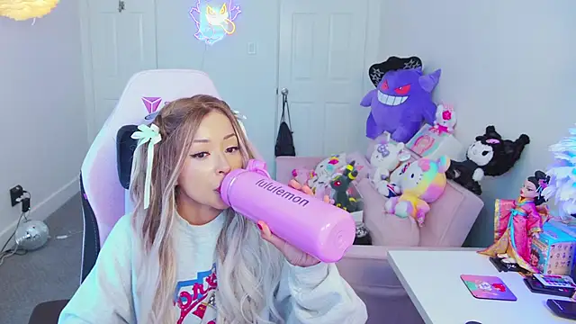 Snapshot of FunSizedGal chatting on 10/05/25, 07:04 FunSizedGal online show from 10/05/25, 07:04