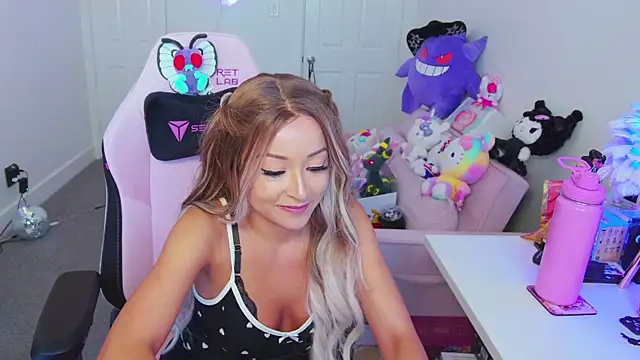 Snapshot of FunSizedGal chatting on 10/02/25, 10:46 FunSizedGal online show from 10/02/25, 10:46