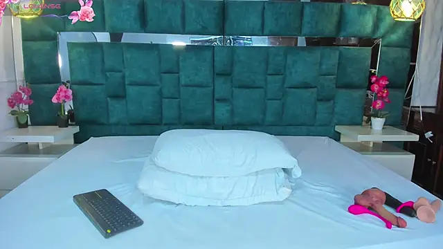 valtira nova online show from 10/19/25, 07:27