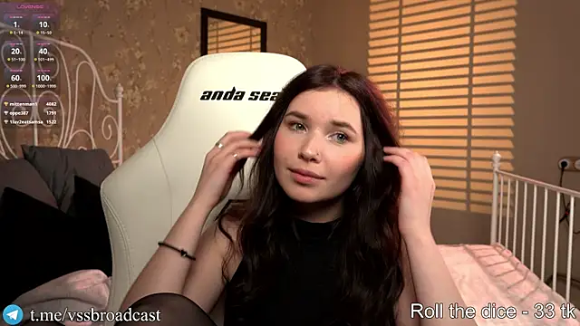 Snapshot of Hidden_boobs chatting on 12/20/24, 04:25 Hidden boobs online show from 12/20/24, 04:25