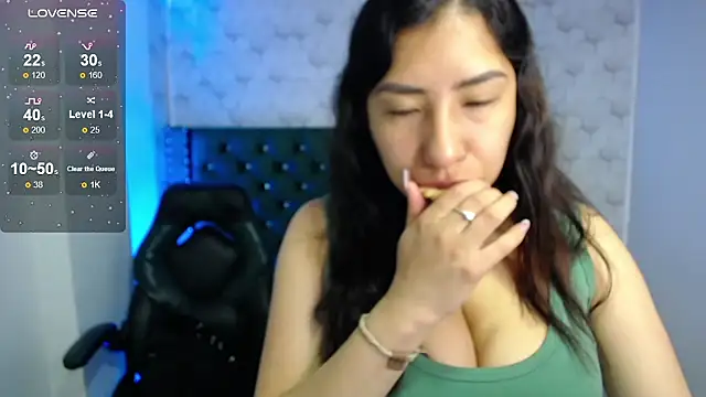 Snapshot of Sofi_hot_4m chatting on 10/15/25, 01:30 Sofi hot 4m online show from 10/15/25, 01:30
