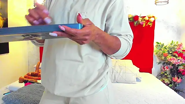 Snapshot of SilvannaFit chatting on 06/07/26, 09:14 SilvannaFit online show from 06/07/26, 09:14