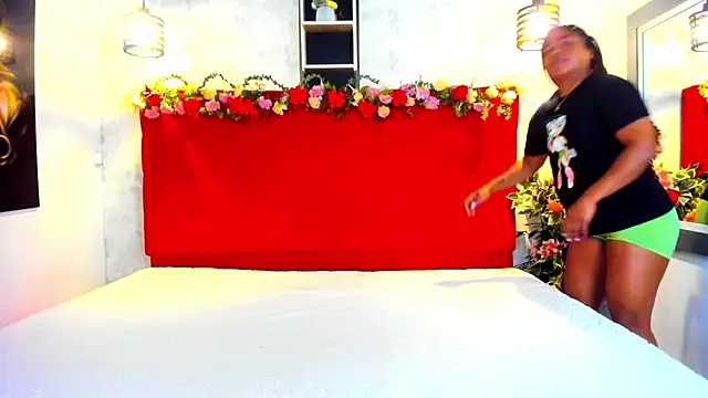 Snapshot of SilvannaFit chatting on 03/27/26, 11:55 SilvannaFit online show from 03/27/26, 11:55