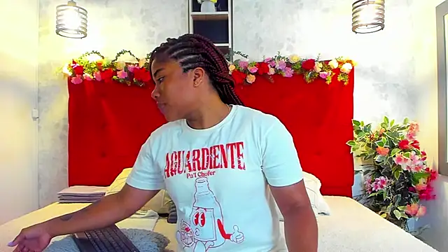 Snapshot of SilvannaFit chatting on 03/24/26, 11:43 SilvannaFit online show from 03/24/26, 11:43