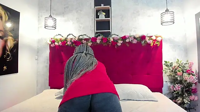Snapshot of SilvannaFit chatting on 06/19/26, 11:27 SilvannaFit online show from 06/19/26, 11:27