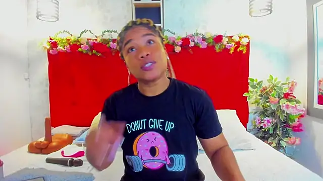 Snapshot of SilvannaFit chatting on 03/05/26, 11:51 SilvannaFit online show from 03/05/26, 11:51