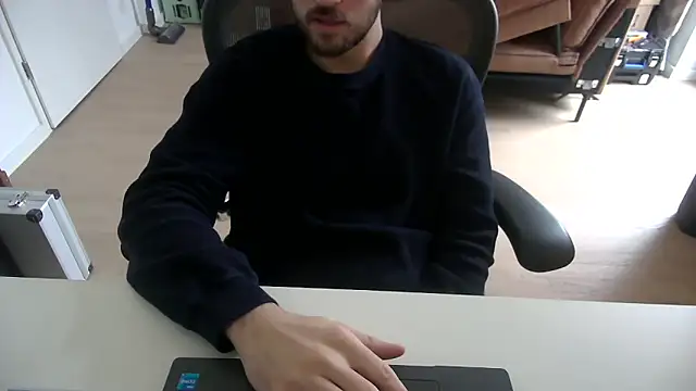 taallguyy 196 online show from 12/17/25, 11:04