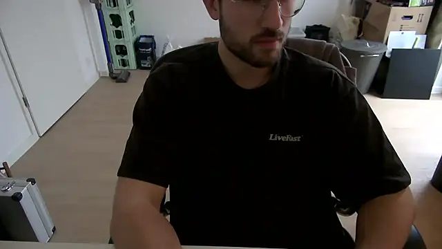 taallguyy 196 online show from 11/19/25, 12:05