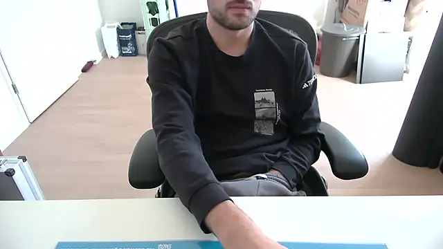 taallguyy 196 online show from 11/13/25, 11:14