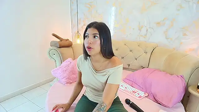 Snapshot of khloeblake chatting on 11/18/25, 05:11 khloeblake online show from 11/18/25, 05:11