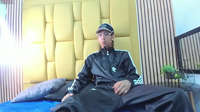 Snapshot of mikeegun chatting on 02/15/25, 11:06 mikeegun online show from 02/15/25, 11:06