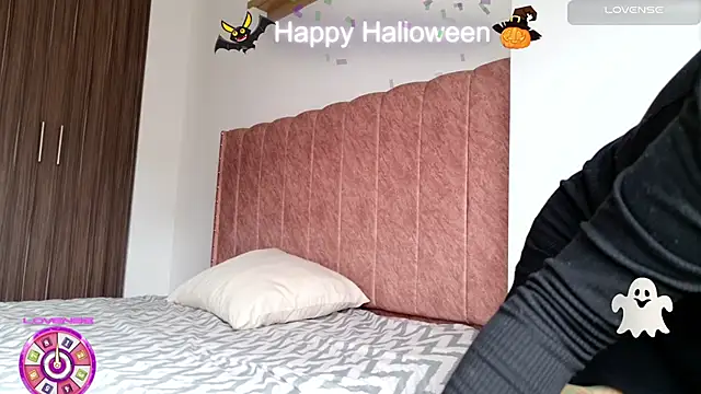 Snapshot of Emmy_petit chatting on 10/28/25, 03:11 Emmy petit online show from 10/28/25, 03:11