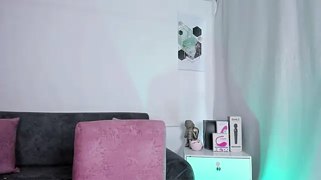 Snapshot of LaylaJewel chatting on 02/12/26, 04:51 LaylaJewel online show from 02/12/26, 04:51