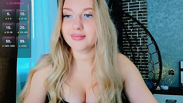 Snapshot of Evacadooo chatting on 09/23/25, 03:24 Evacadooo online show from 09/23/25, 03:24