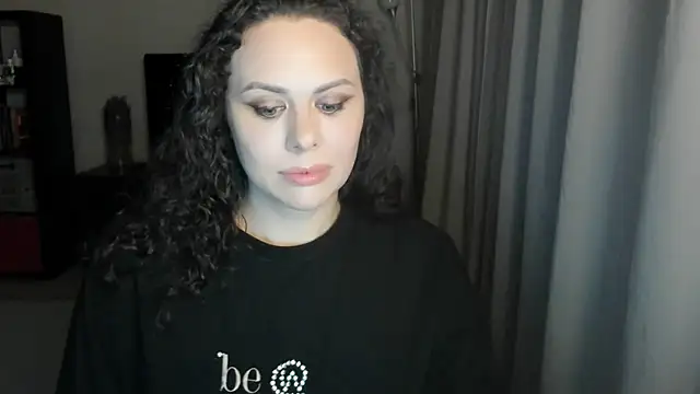 Snapshot of MollyCheiz chatting on 06/17/26, 09:47 MollyCheiz online show from 06/17/26, 09:47