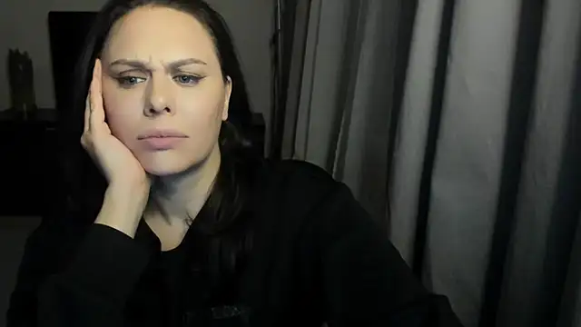 MollyCheiz online show from 12/22/25, 10:10