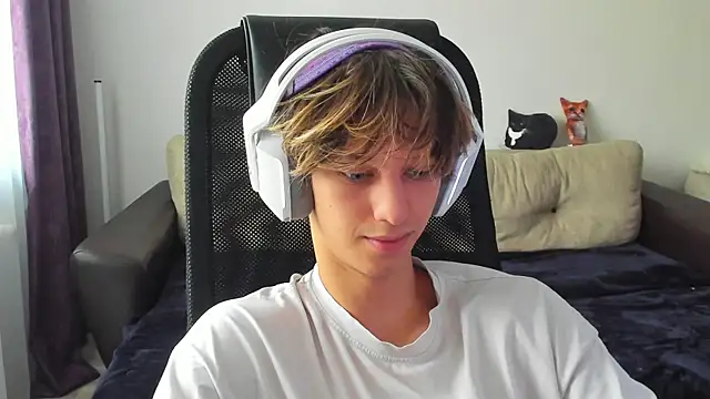 Snapshot of Ostin_meow chatting on 10/10/25, 08:37 Ostin meow online show from 10/10/25, 08:37