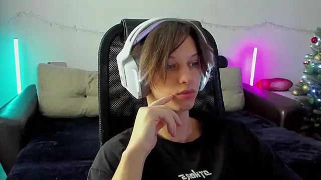 Ostin meow online show from 12/19/25, 05:10