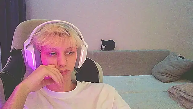 Snapshot of Ostin_meow chatting on 12/26/24, 03:20 Ostin meow online show from 12/26/24, 03:20