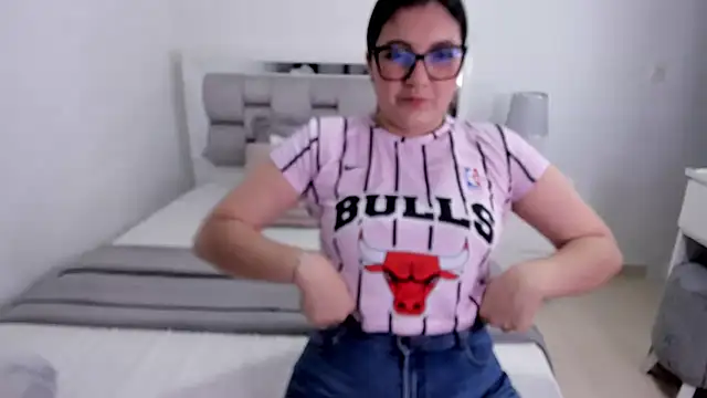 Snapshot of Camilaa_bueno chatting on 06/24/26, 11:24 Camilaa bueno online show from 06/24/26, 11:24