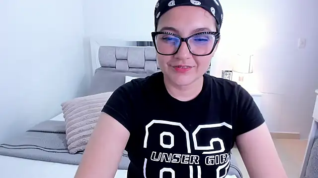 Camilaa bueno online show from 04/21/26, 01:42