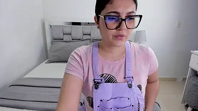 Snapshot of Camilaa_bueno chatting on 07/14/26, 02:05 Camilaa bueno online show from 07/14/26, 02:05