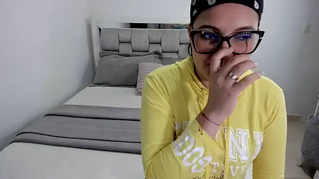 Snapshot of Camilaa_bueno chatting on 07/20/26, 12:18 Camilaa bueno online show from 07/20/26, 12:18