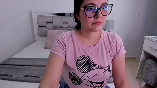 Snapshot of Camilaa_bueno chatting on 06/27/26, 01:33 Camilaa bueno online show from 06/27/26, 01:33