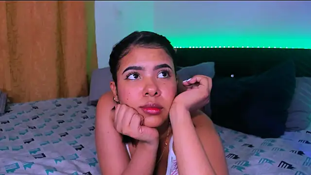 Snapshot of sharon_and_myke chatting on 12/05/24, 02:04 sharon and myke online show from 12/05/24, 02:04