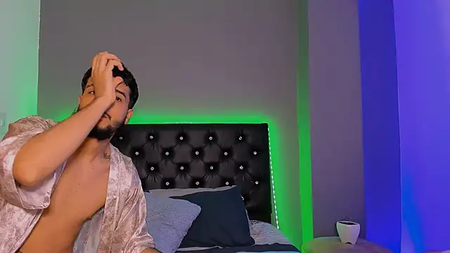 Snapshot of sharon_and_myke chatting on 12/19/24, 12:02 sharon and myke online show from 12/19/24, 12:02