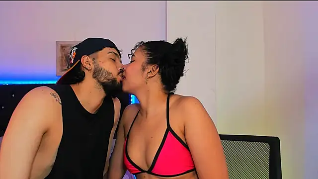 Snapshot of sharon_and_myke chatting on 12/16/24, 02:49 sharon and myke online show from 12/16/24, 02:49