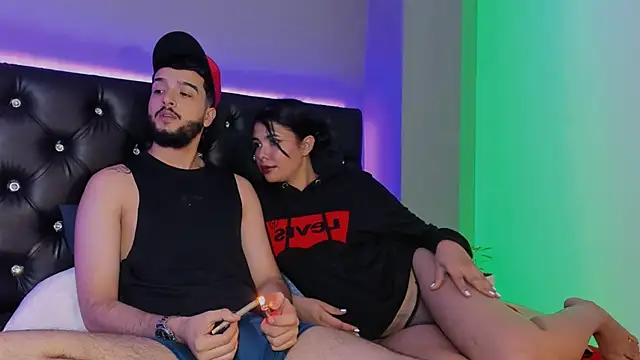 Snapshot of sharon_and_myke chatting on 12/31/24, 07:31 sharon and myke online show from 12/31/24, 07:31