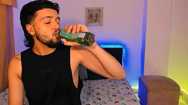 Snapshot of sharon_and_myke chatting on 12/02/24, 04:59 sharon and myke online show from 12/02/24, 04:59