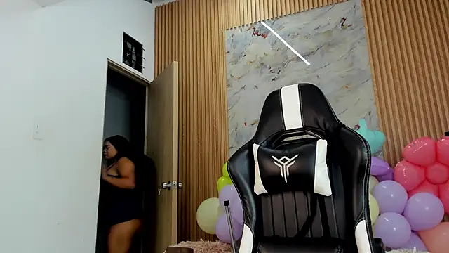 Any topless online show from 04/09/26, 11:05